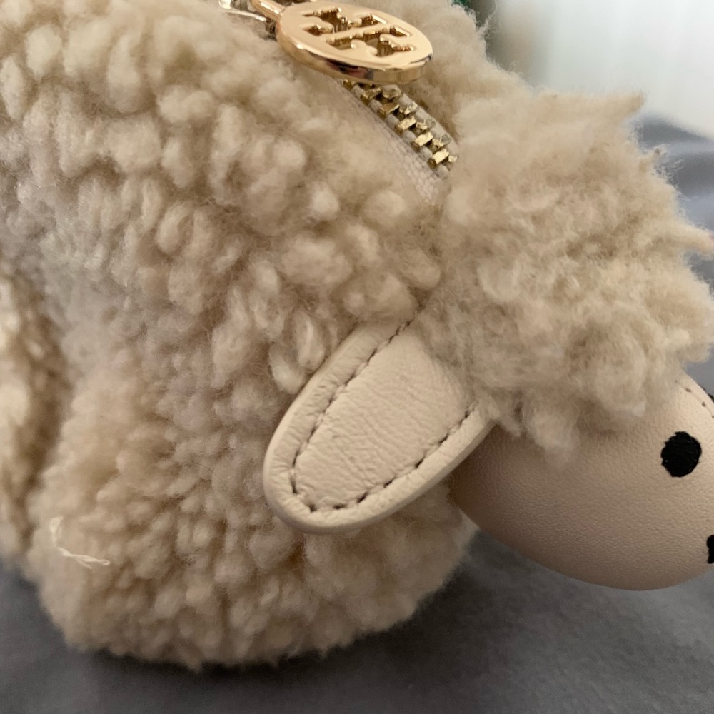 Tory Burch lamb coin purse. Very little use. Gold hardware and can clip on bags.